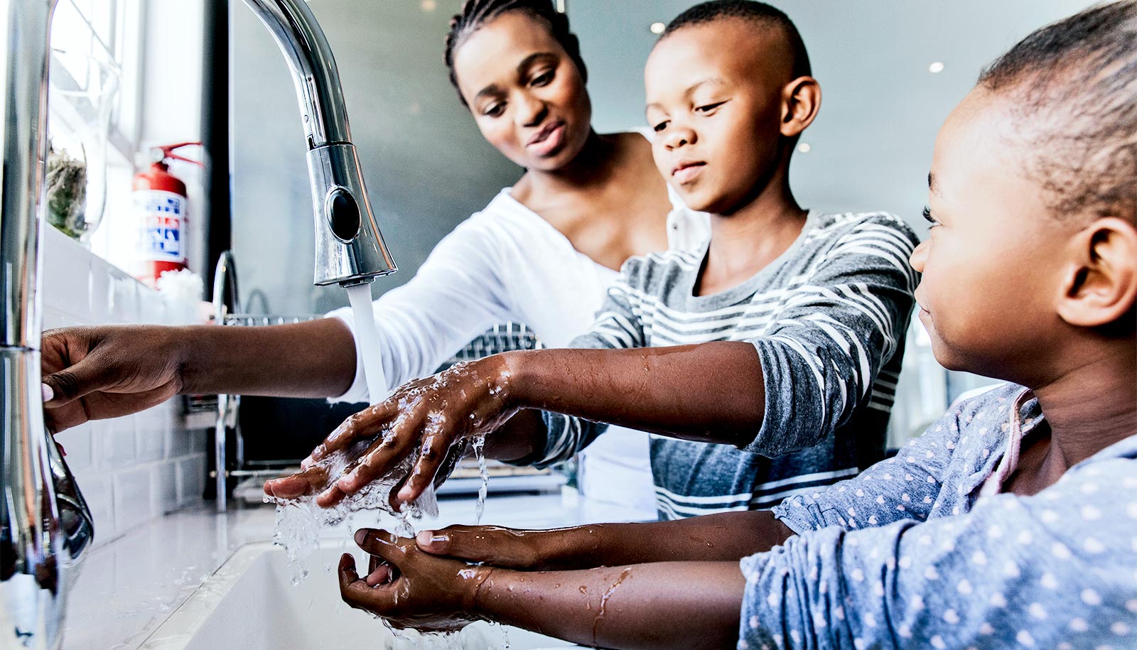 The children have washed. Семья моет руки. Мытье рук для детей. Мытье рук дети 12 лет.